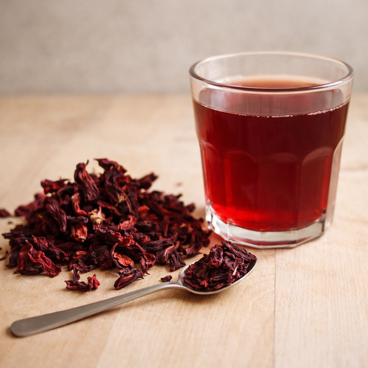 Fleurs d’hibiscus séchées et infusion rouge riche en antioxydants sur table naturelle